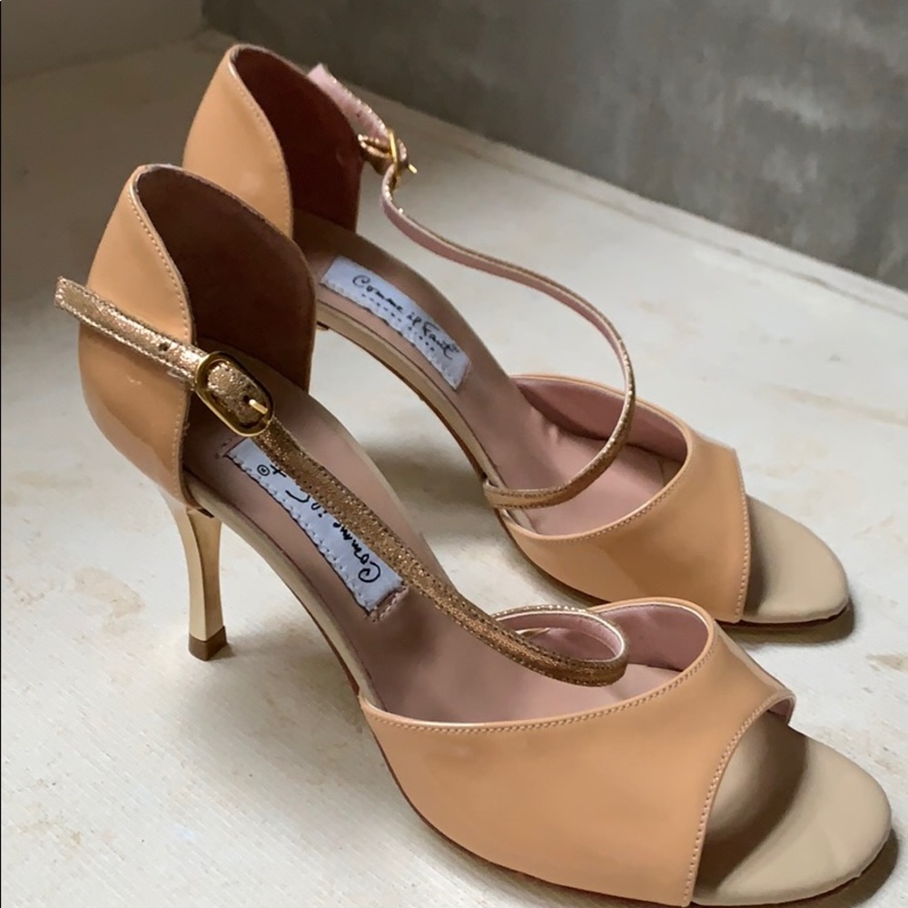 Sexynude and golden heels from Comme I’ll Faut!